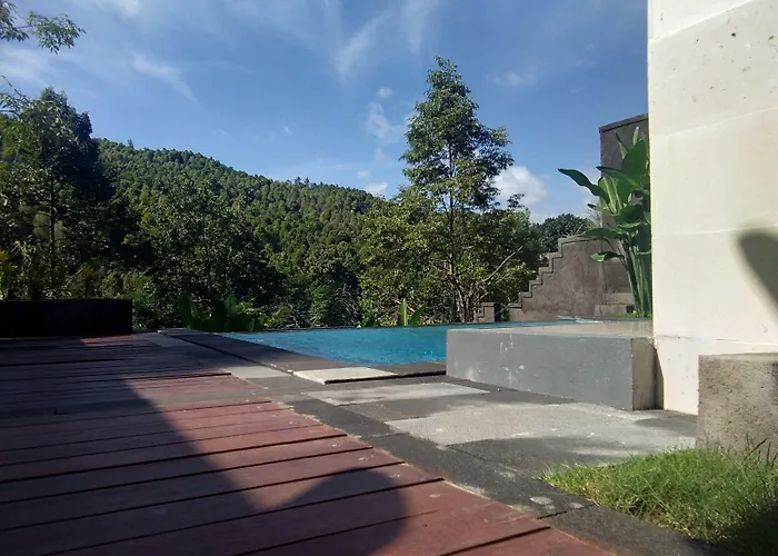 Nadira Bali * Munduk